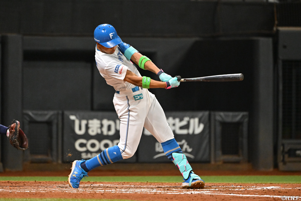 8回裏、レフトへ適時二塁打を放つ万波選手01