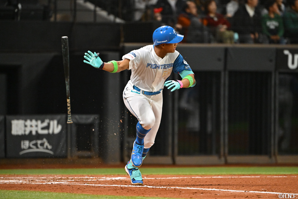 8回裏、レフトへ適時二塁打を放つ万波選手02