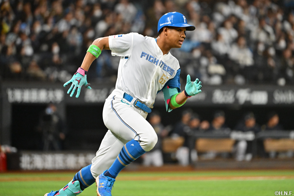 8回裏、レフトへ適時二塁打を放つ万波選手03