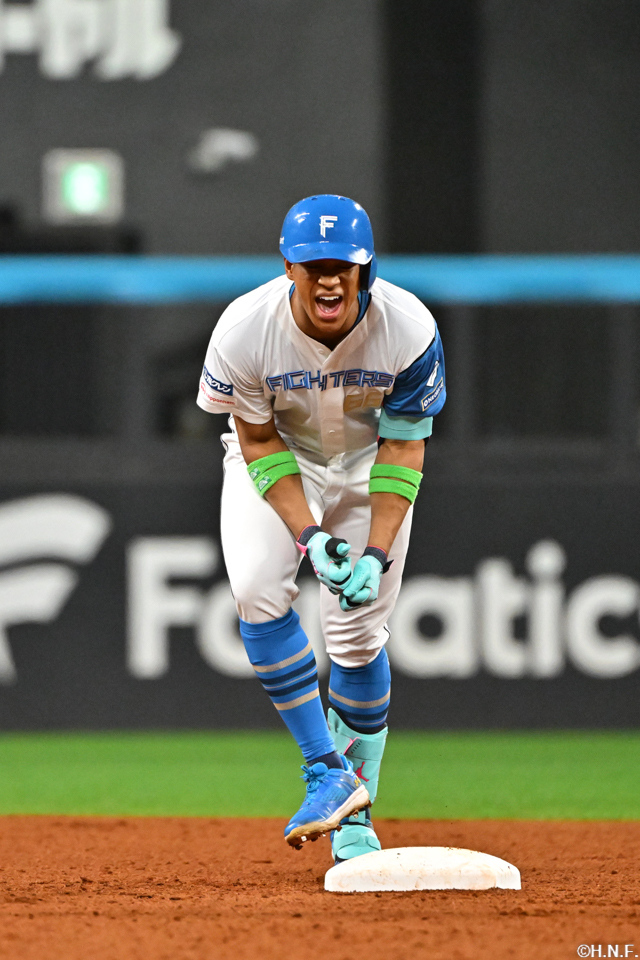 8回裏、レフトへ適時二塁打を放つ万波選手04