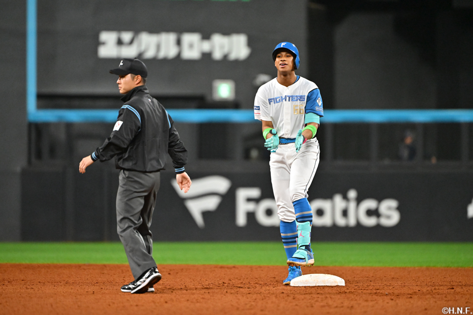 8回裏、レフトへ適時二塁打を放つ万波選手05