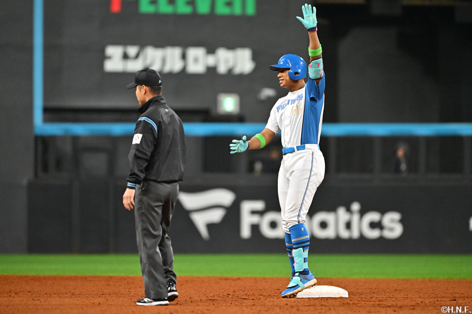 8回裏、レフトへ適時二塁打を放つ万波選手06