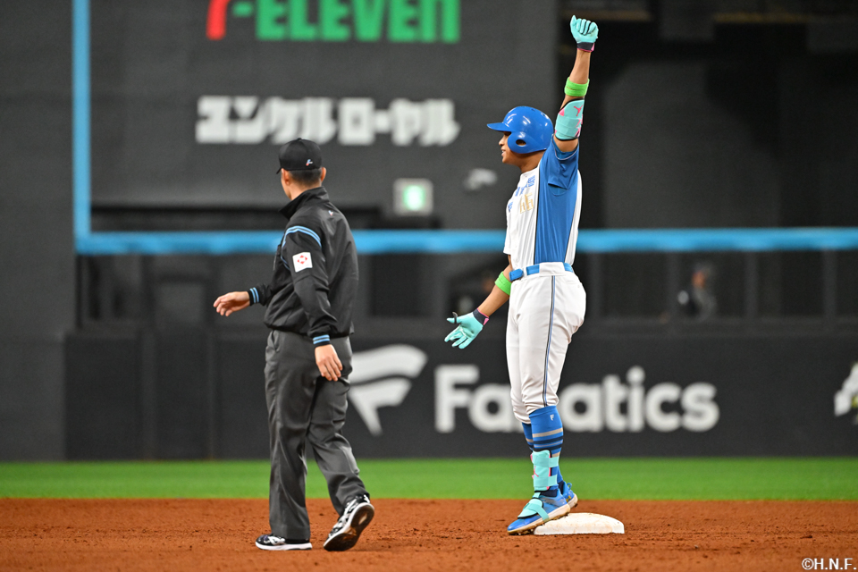 8回裏、レフトへ適時二塁打を放つ万波選手07