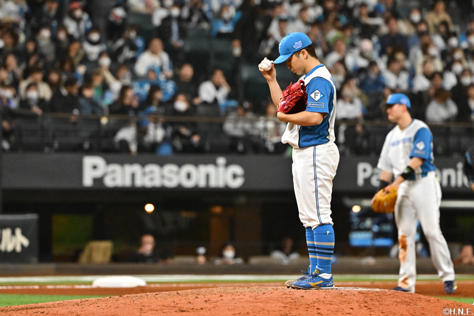 9回、四番手の山本拓投手01