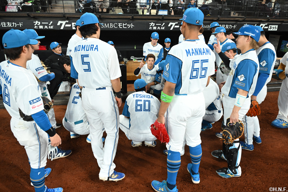 試合前、円陣を組む選手たち