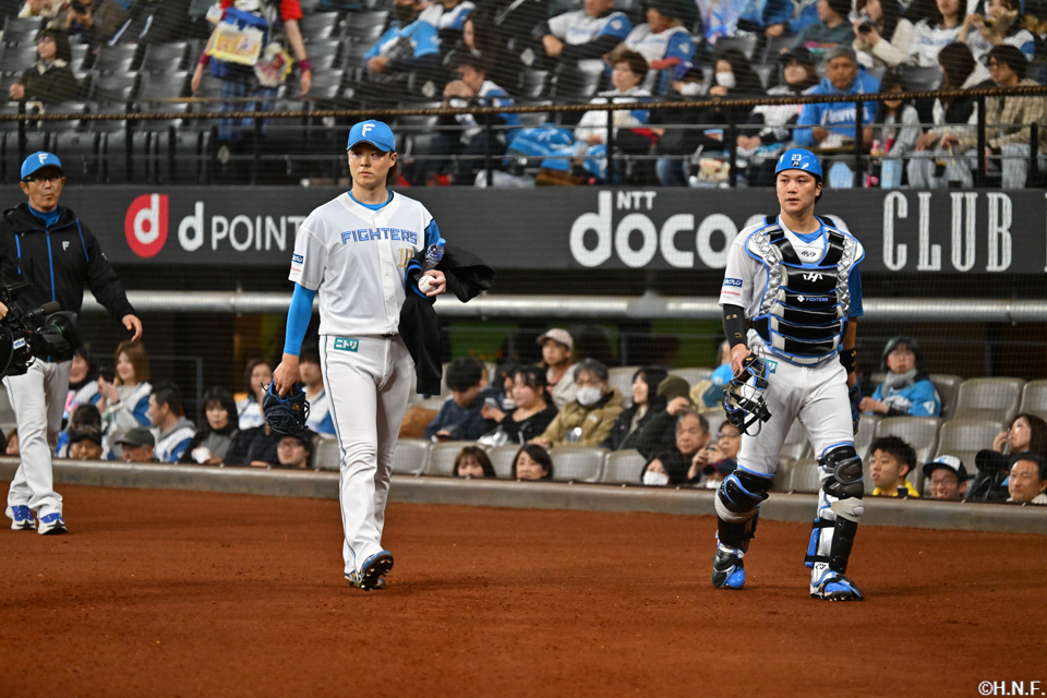 試合前、山﨑福投手と伏見選手