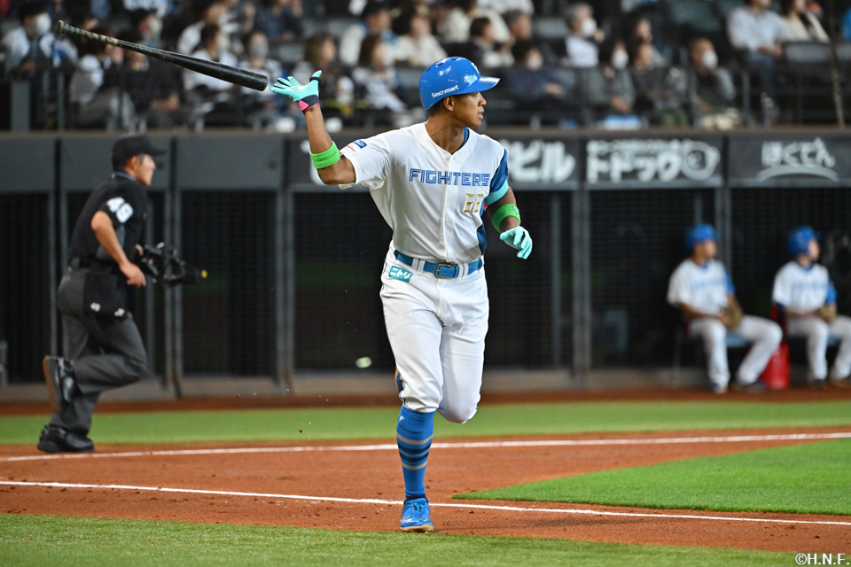 1回裏、レフトへ本塁打を放つ万波選手01