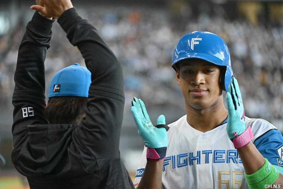 1回裏、レフトへ本塁打を放つ万波選手02