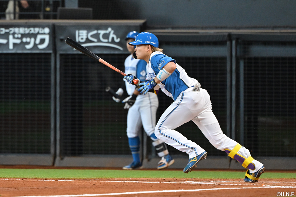 3回裏、内野安打を放つ田宮選手01