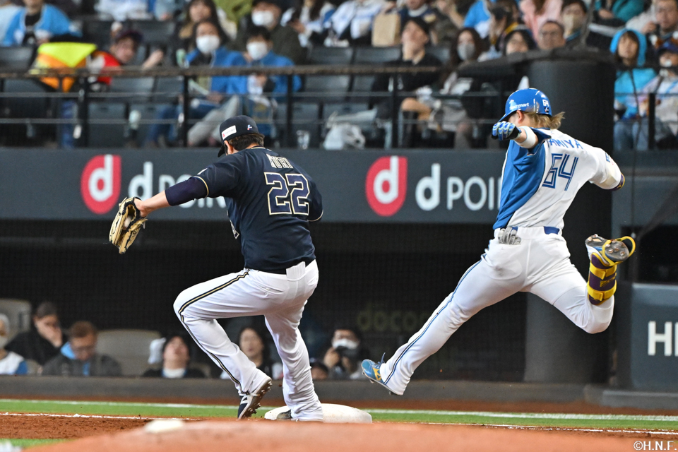 3回裏、内野安打を放つ田宮選手02