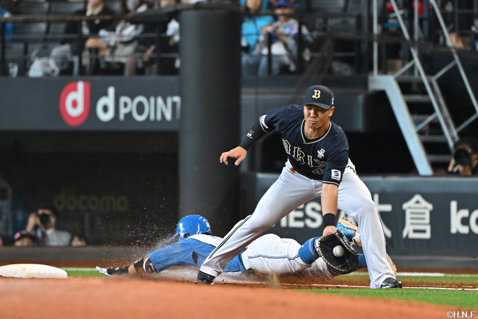 3回裏、サードへ内野安打を放つ今川選手02