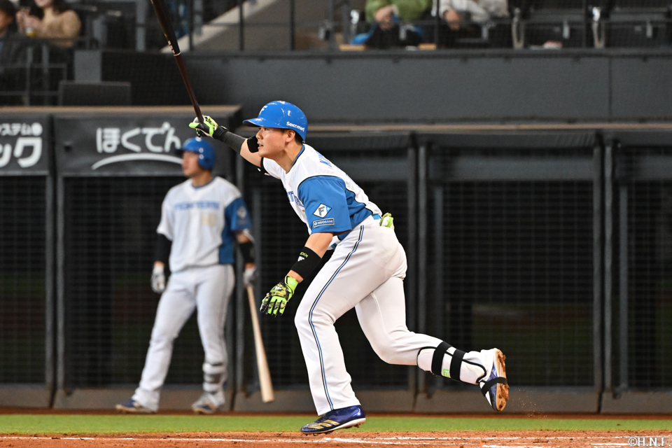 4回裏、センターへヒットを放つ清宮選手