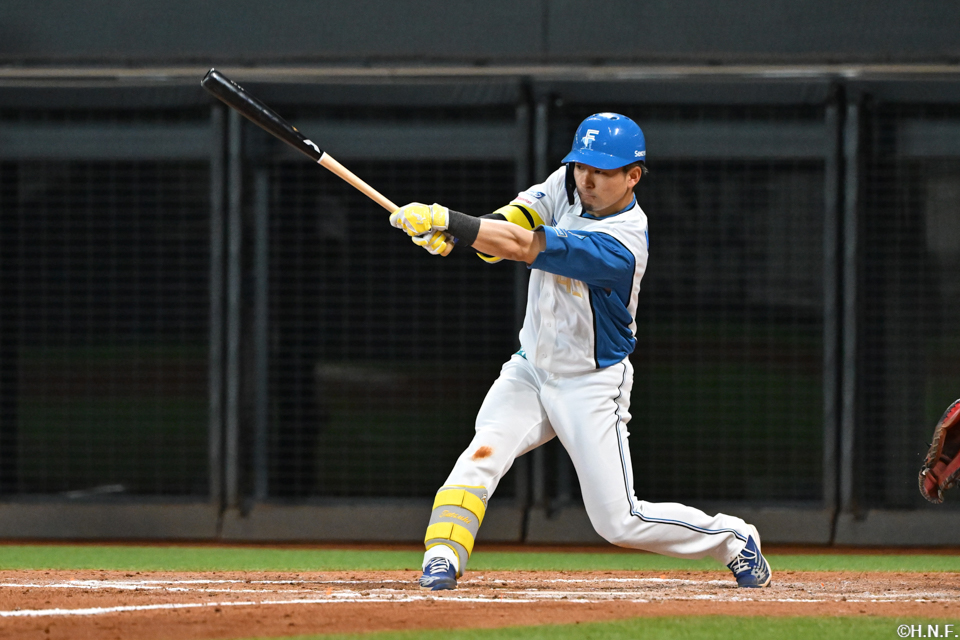 8回裏、ライトへヒットを放つ水野選手