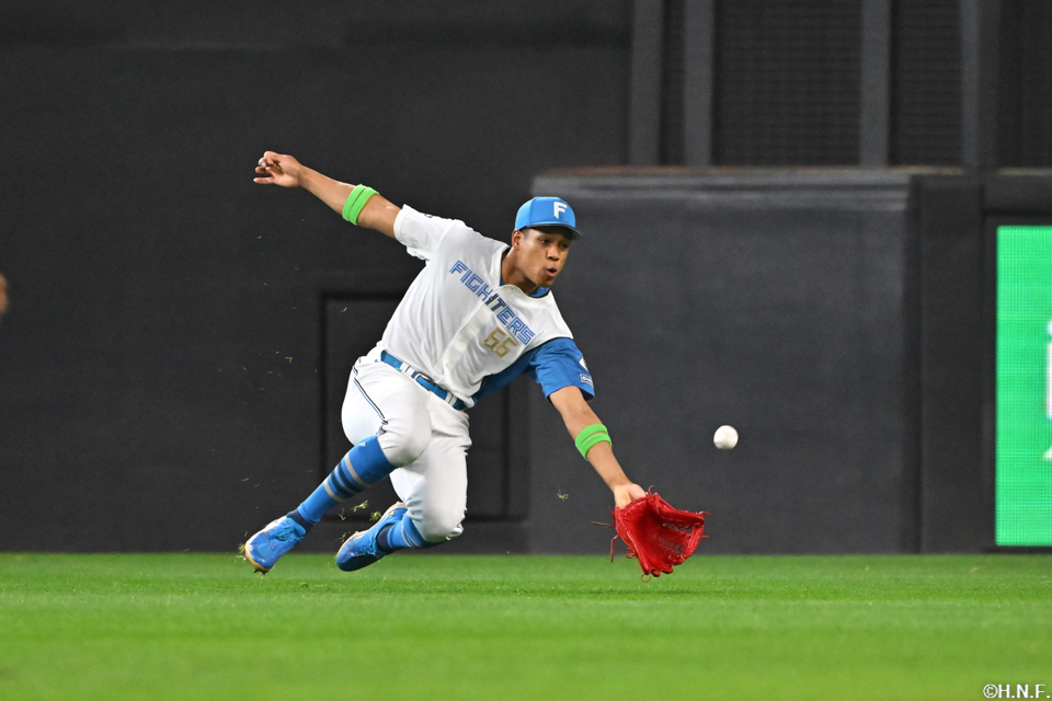 9回表、好守をみせる万波選手