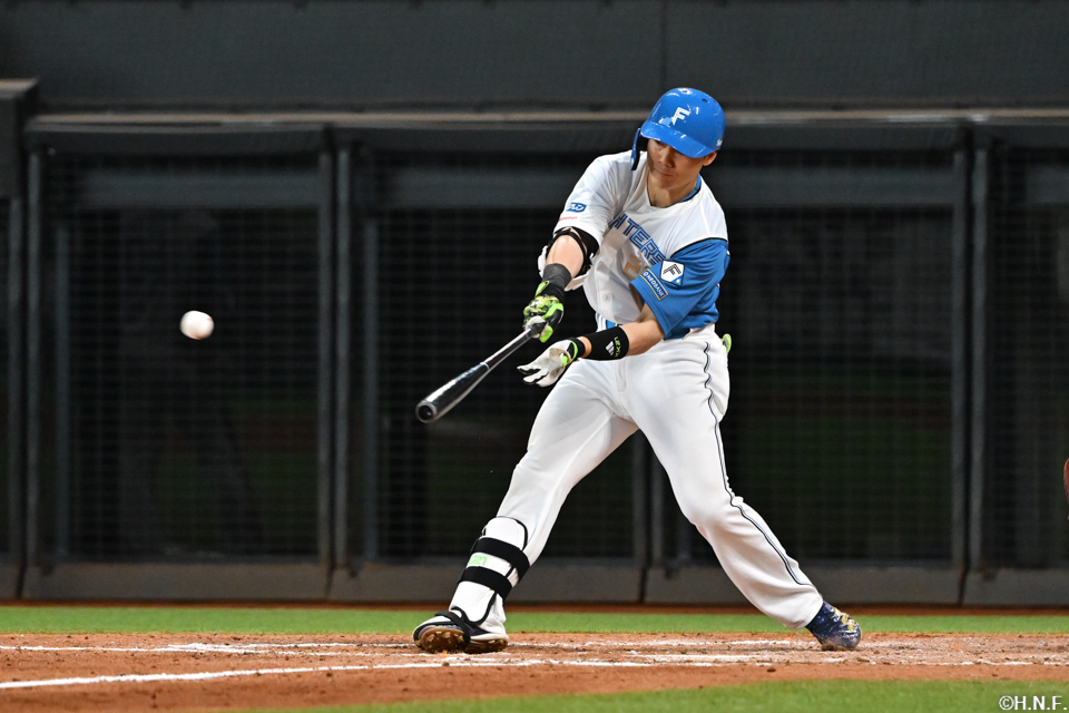 9回裏、ライトへ二塁打を放つ清宮選手