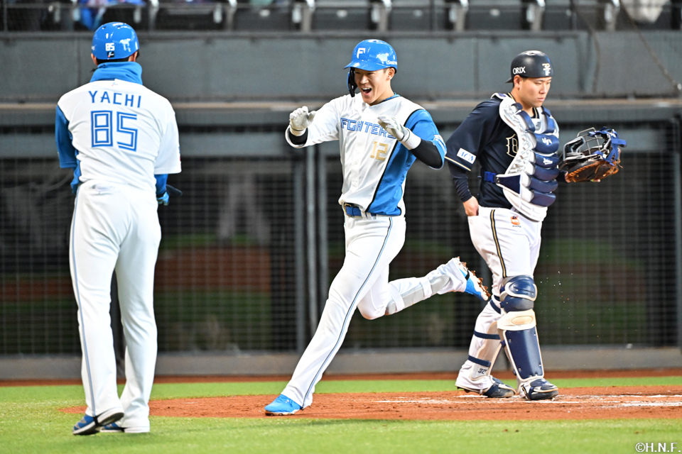 1回裏、先制の本塁打を放つ矢澤選手04