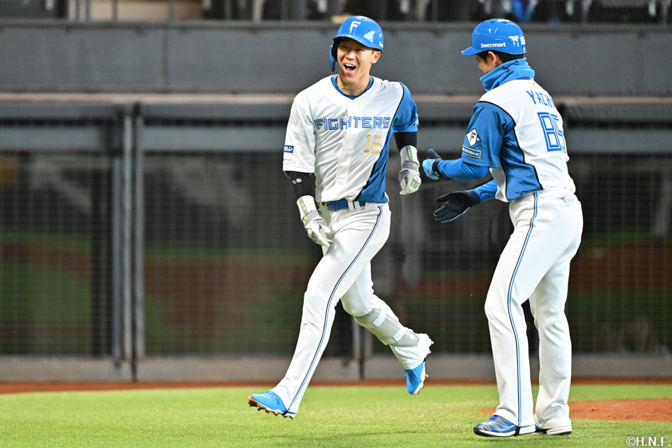 1回裏、先制の本塁打を放つ矢澤選手05