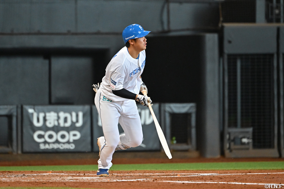 2回裏、センターへヒットを放つ吉田選手02