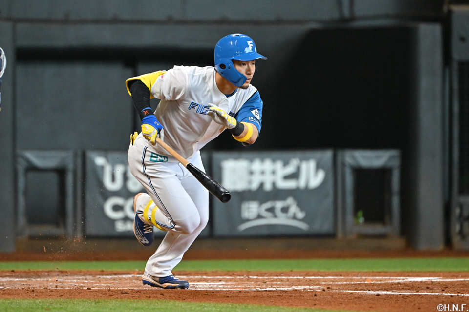 2回裏、ライトへ同点の適時打を放つ水野選手01