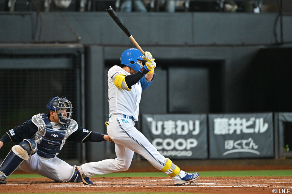 2回裏、ライトへ同点の適時打を放つ水野選手02