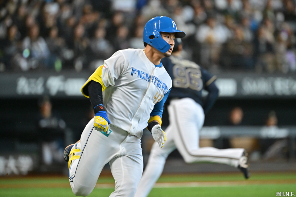 2回裏、ライトへ同点の適時打を放つ水野選手03