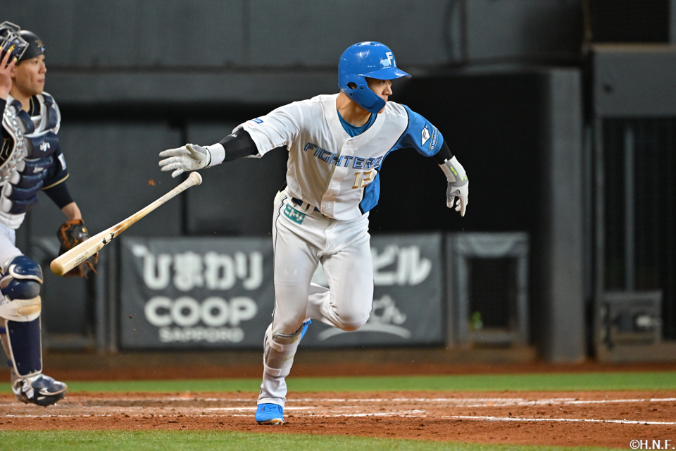 5回裏、センターへヒットを放つ矢澤選手01