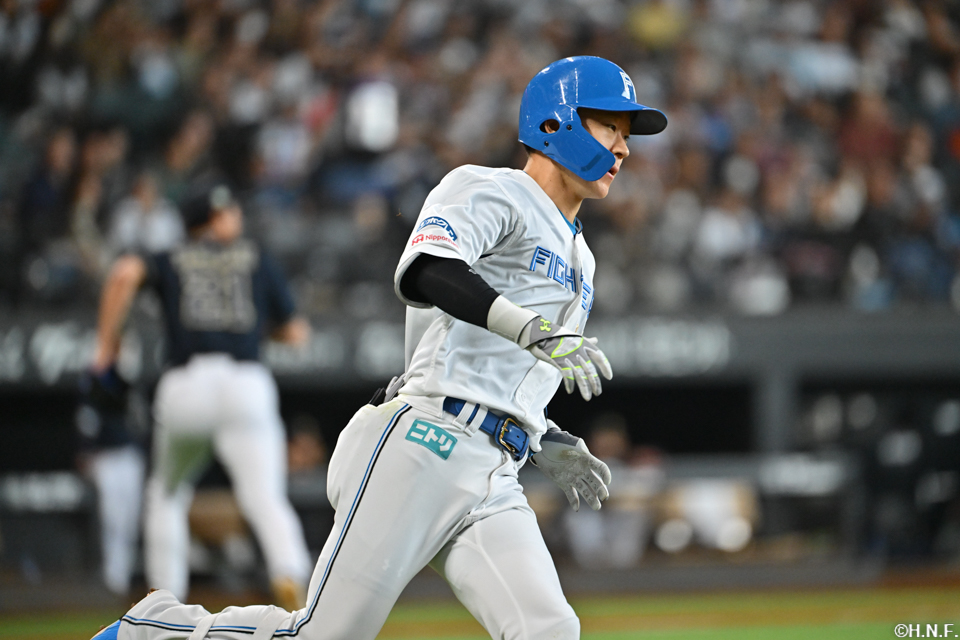 5回裏、センターへヒットを放つ矢澤選手02