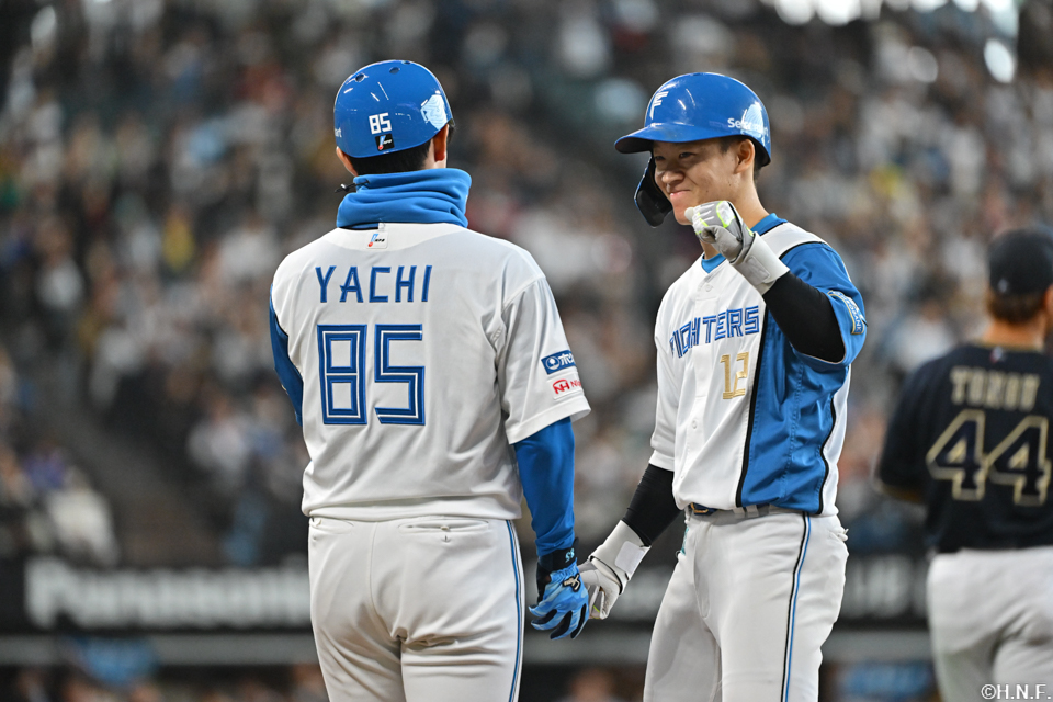 5回裏、センターへヒットを放つ矢澤選手03