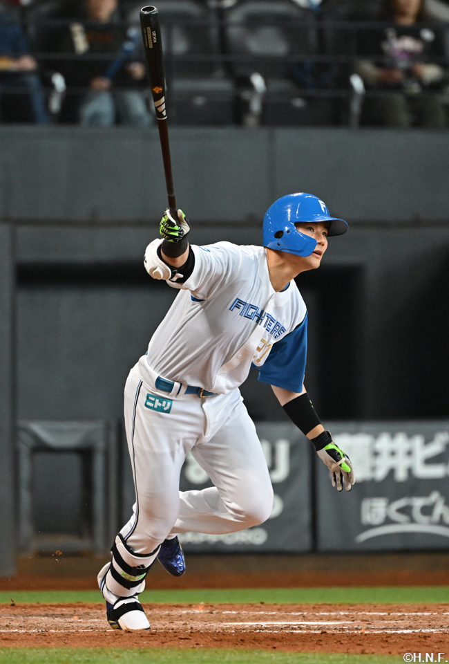 5回裏、ライトへ勝ち越しの適時二塁打を放つ清宮選手01