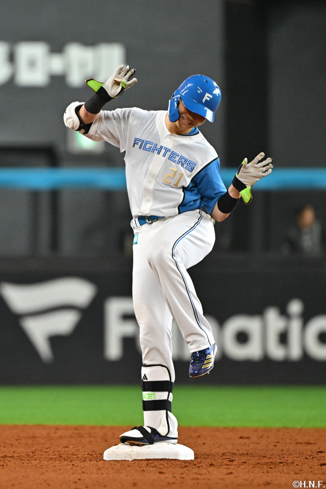 5回裏、ライトへ勝ち越しの適時二塁打を放つ清宮選手03