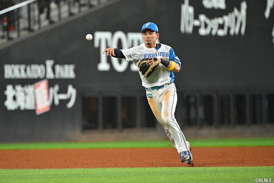 6回表、好守をみせる水野選手