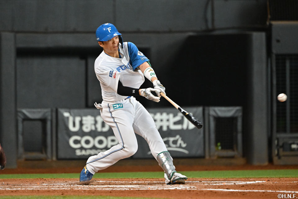 6回裏、レフトへヒットを放つ郡司選手