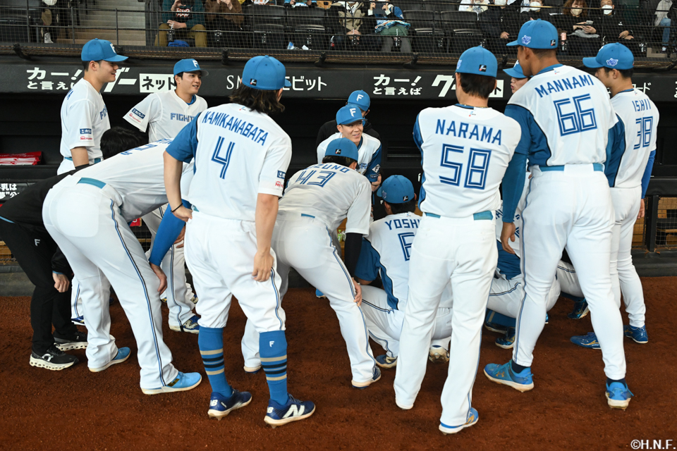 試合前、円陣を組む選手達