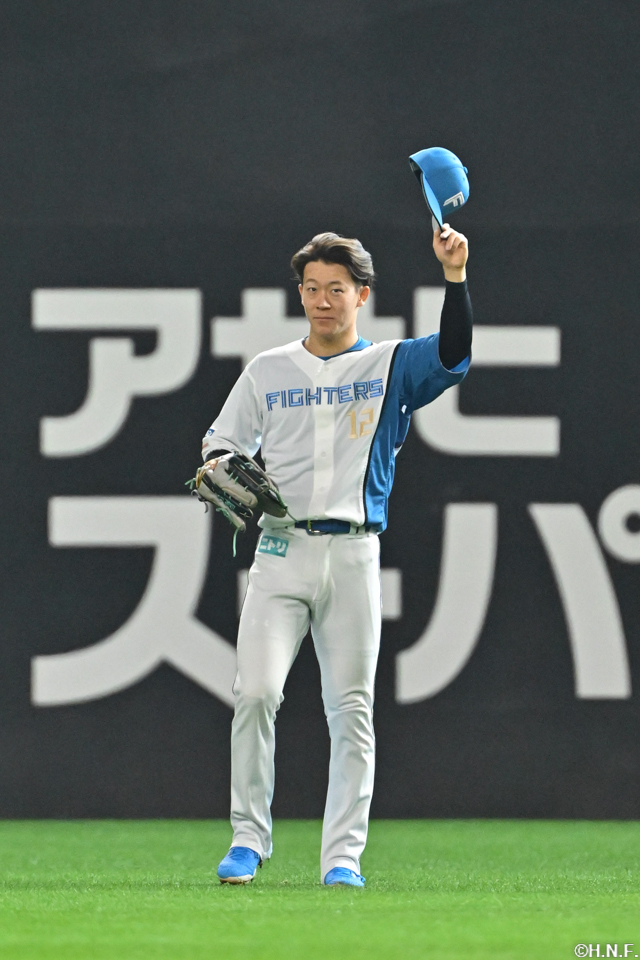 2回表、ファンの方へ挨拶をする矢澤選手