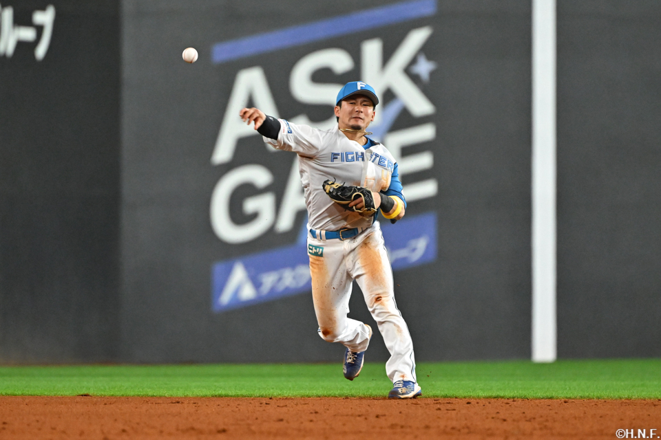 7回表、好守をみせる水野選手01