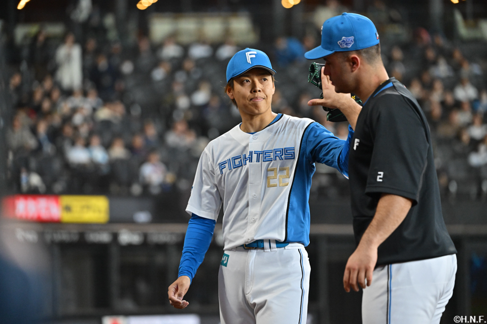 8回表を抑えた杉浦投手とマルティネス選手