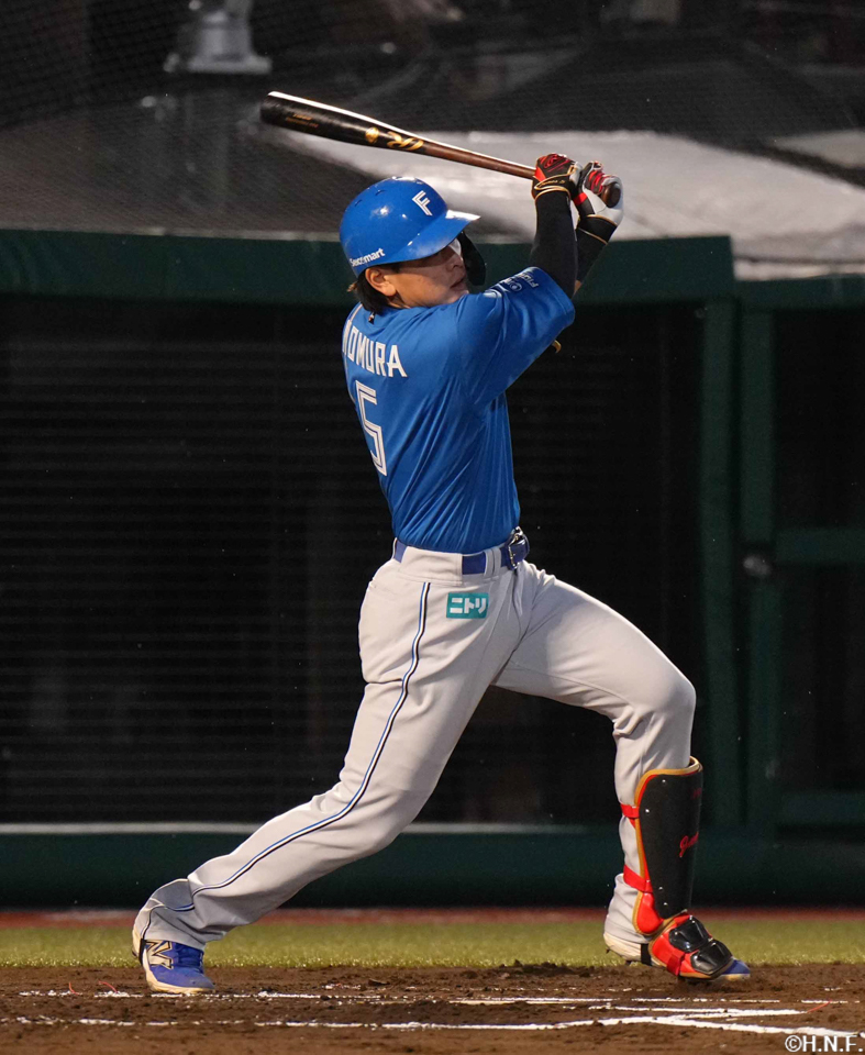 2回表、センターへヒットを放つ野村選手