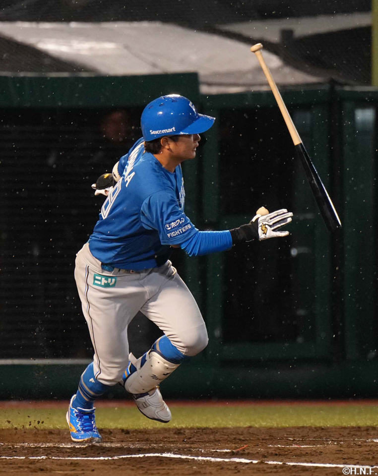 3回表、レフトへヒットを放つ奈良間選手