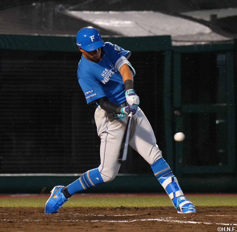 4回表、レフトへ同点の2ランを放つ万波選手01