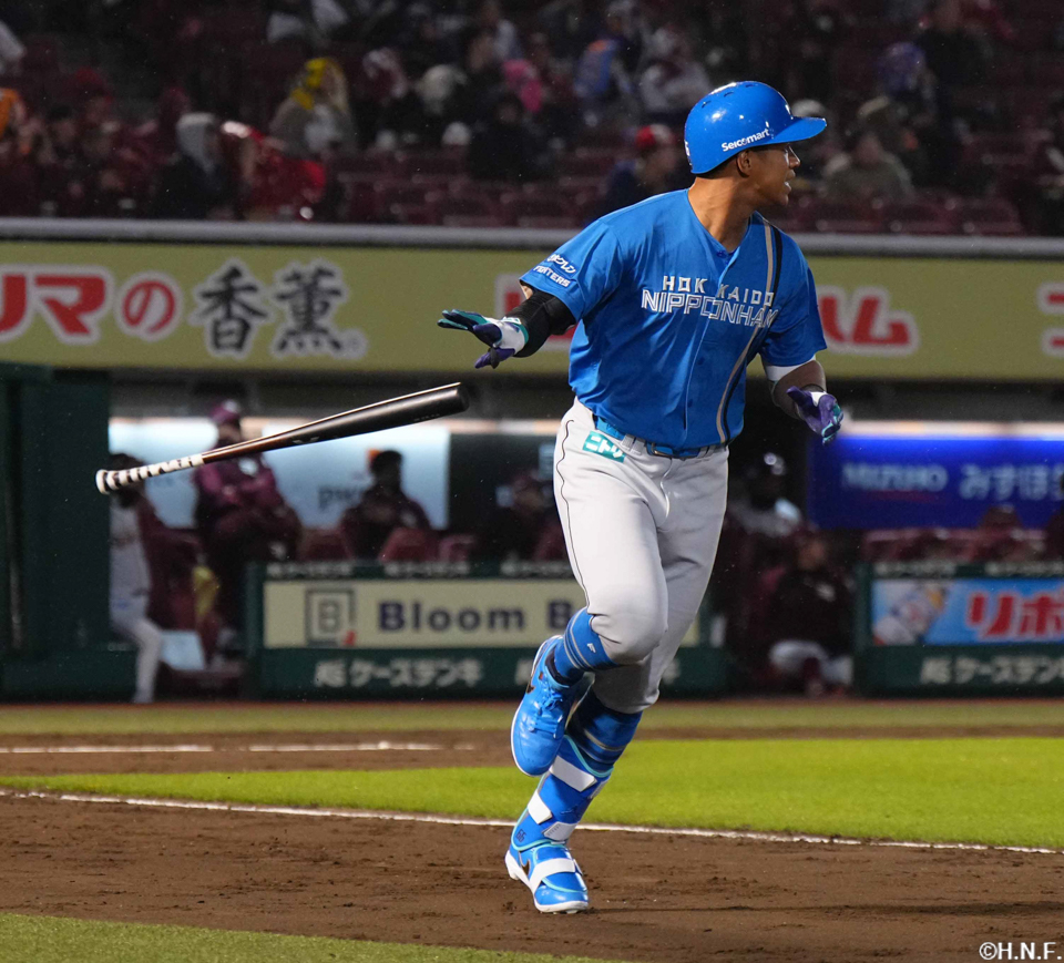 4回表、レフトへ同点の2ランを放つ万波選手02