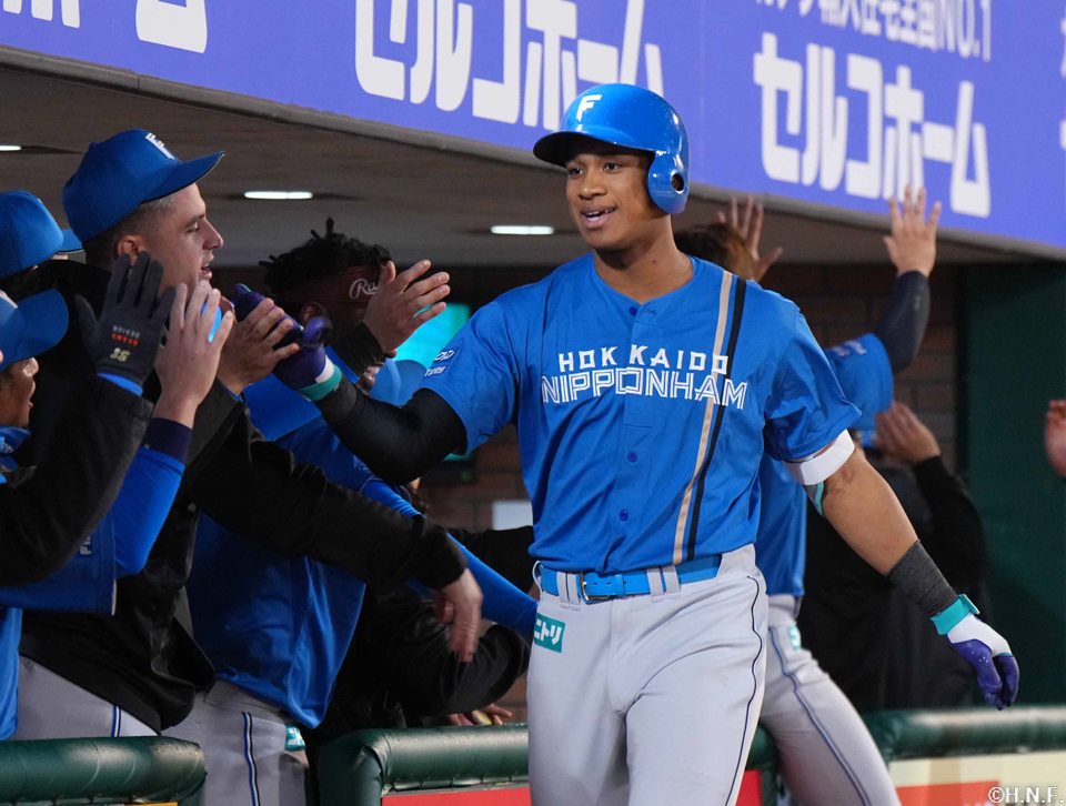 4回表、レフトへ同点の2ランを放つ万波選手03