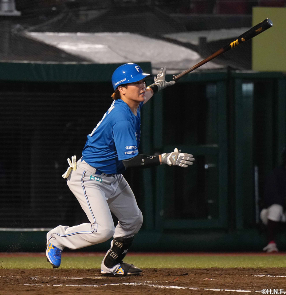 5回表、センターへヒットを放つ伏見選手