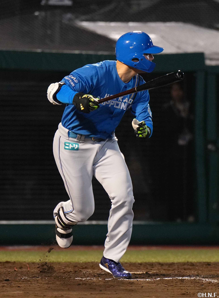 5回表、レフトへヒットを放つ清宮選手