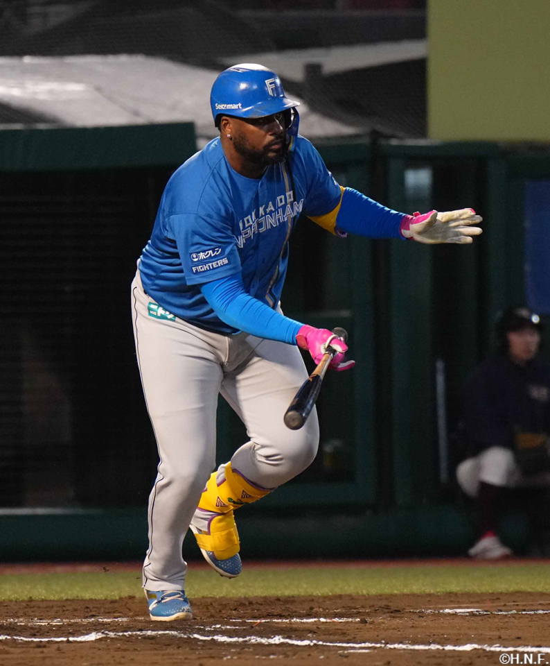 8回表、ライトへヒットを放つレイエス選手