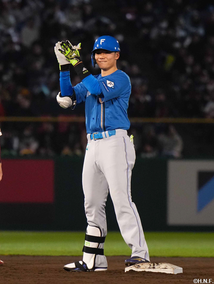 9回表、センターへ勝ち越しの適時二塁打を放つ清宮選手02