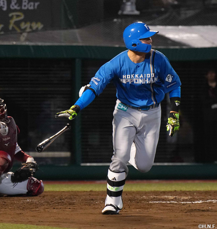 9回表、センターへ勝ち越しの適時二塁打を放つ清宮選手01