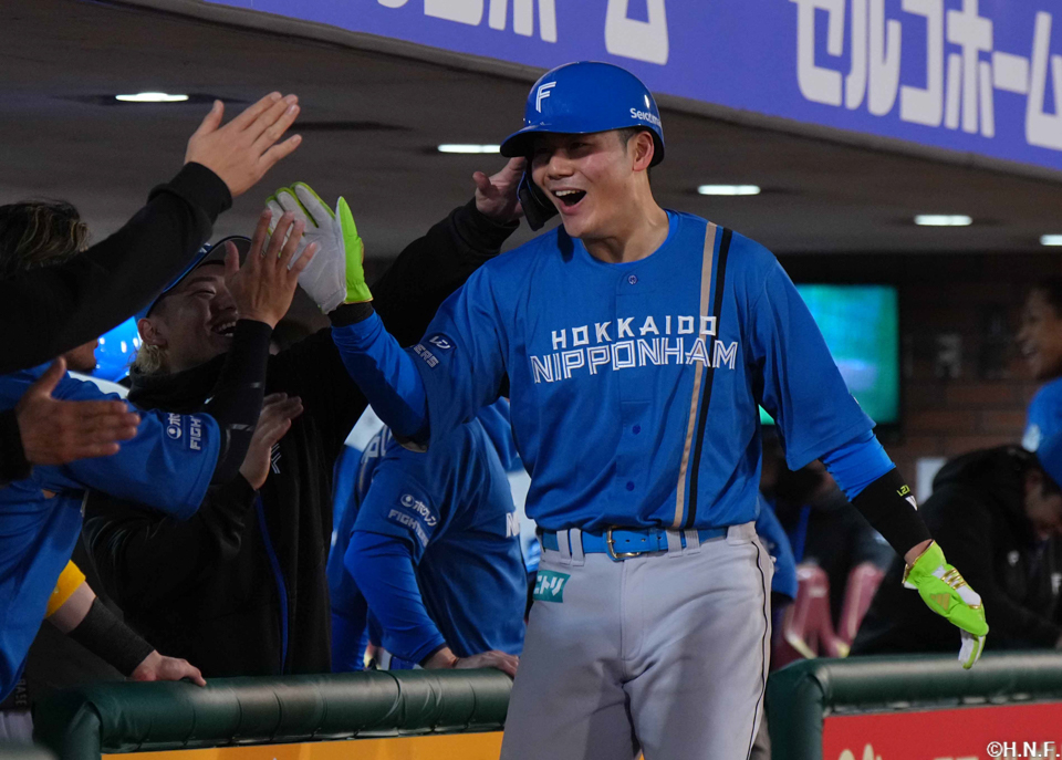 9回表、センターへ勝ち越しの適時二塁打を放つ清宮選手03