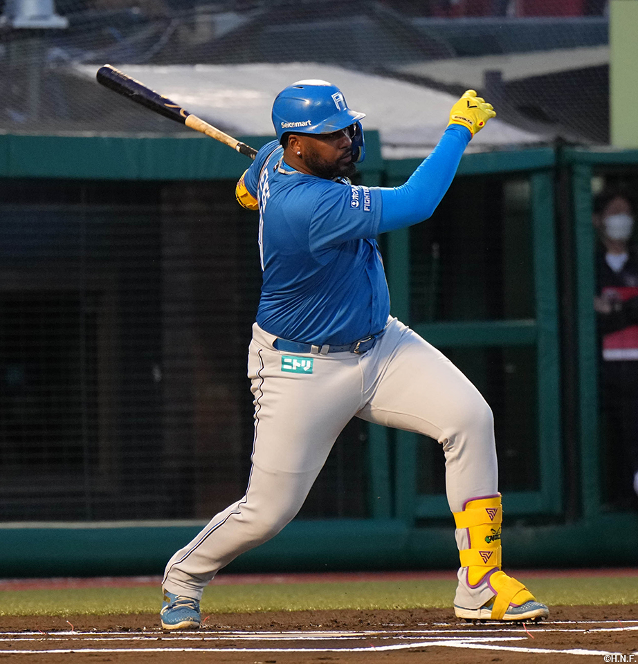 1回表、センターへヒットを放つレイエス選手