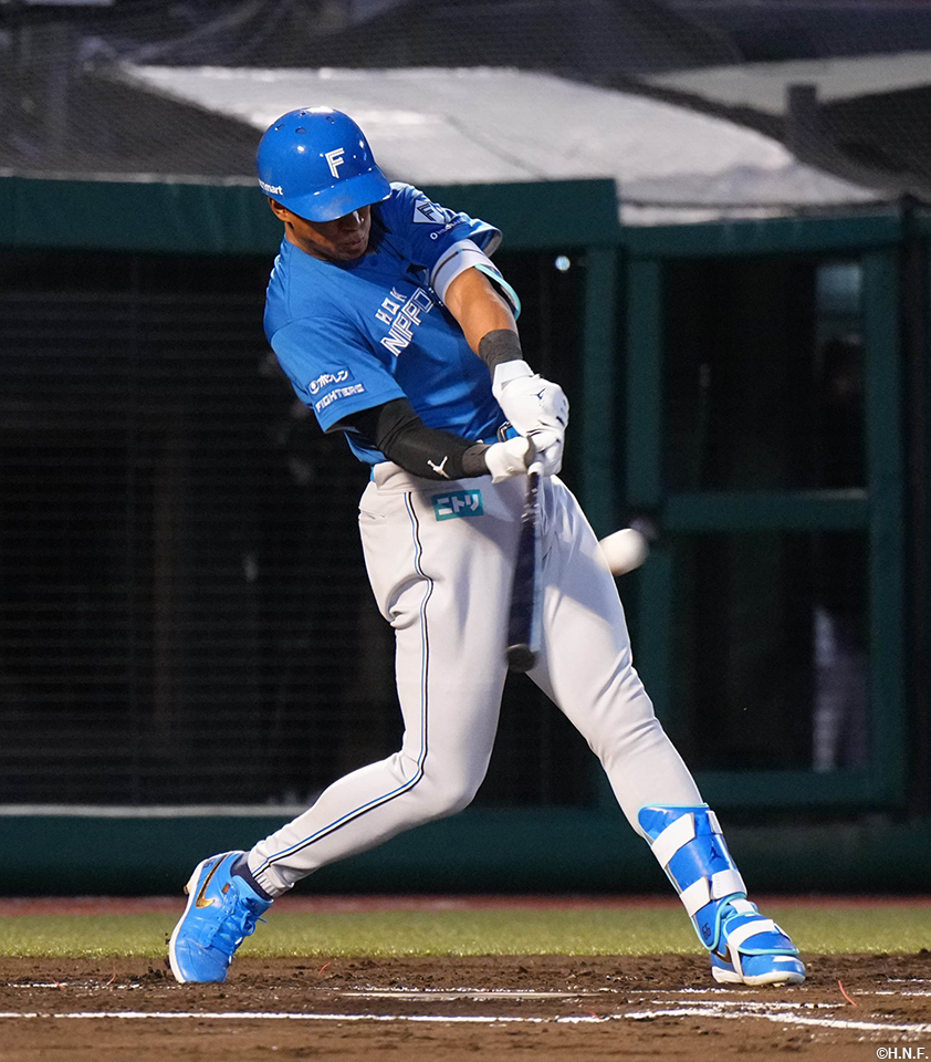 2回表、先制の本塁打を放つ万波選手01