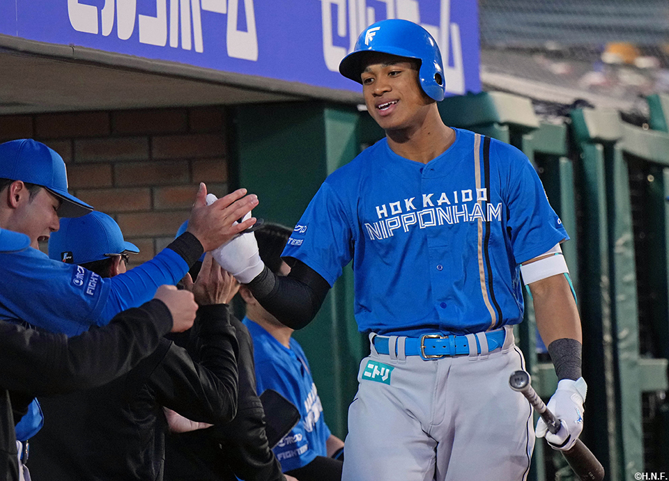 2回表、先制の本塁打を放つ万波選手03